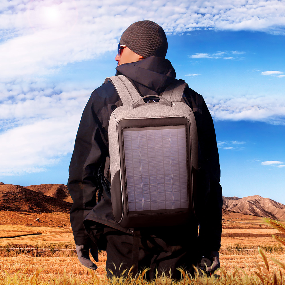 ソーラー発電機能搭載のバックパック【SOLAR BACKPACK】端末へのも充電可能。 40L容量/開きやすいデザイン/多機能ポケット