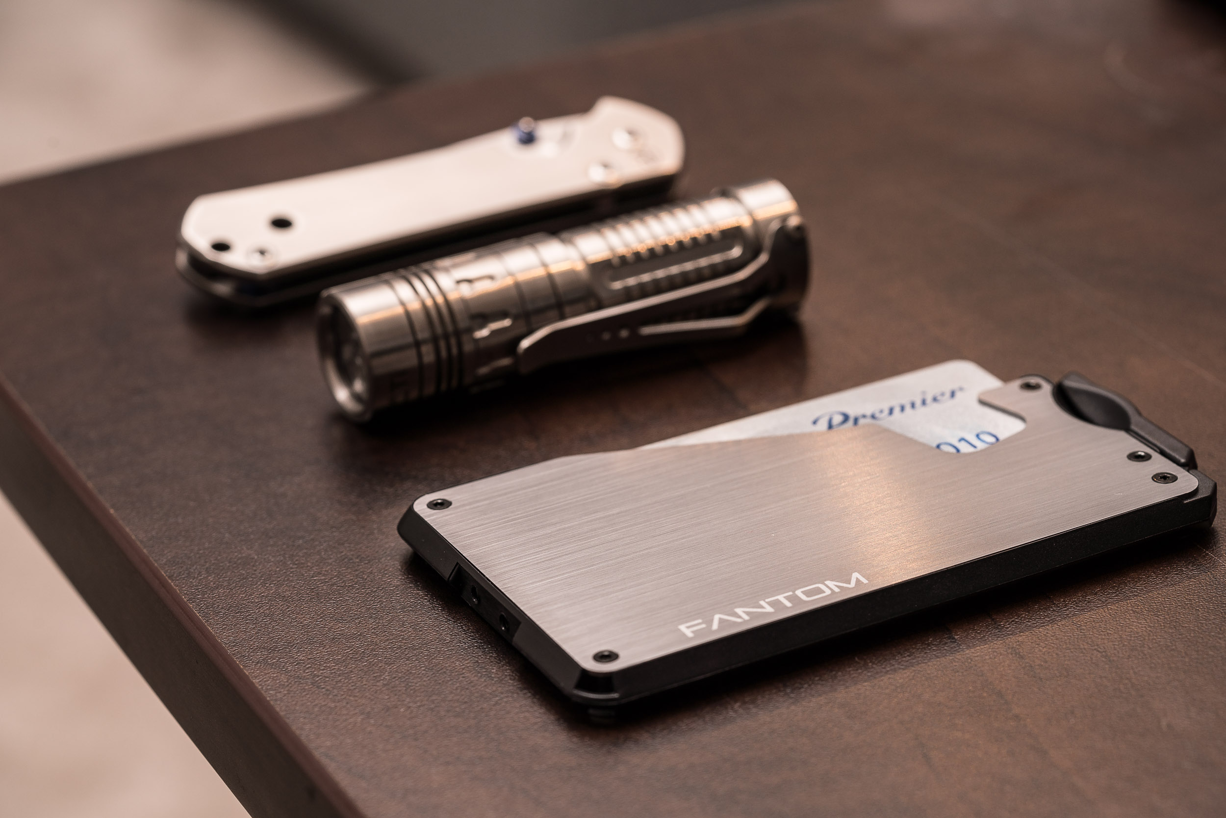 親指ひとつでクイックアクセス可能なスリムウォレット「Fantom Wallet」 - ガジェットの購入なら海外通販のRAKUNEW(ラクニュー)