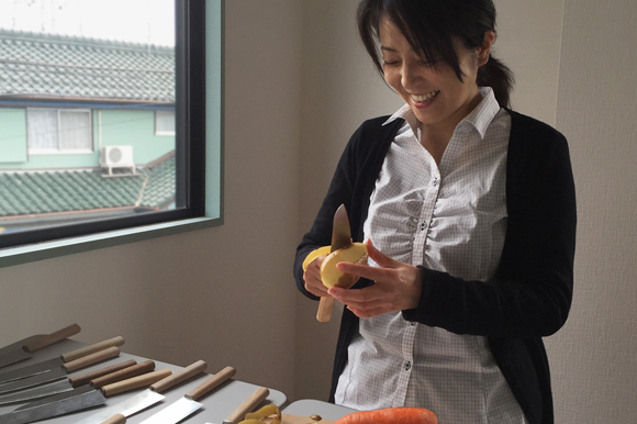 日々の家事を楽しくする そばにおきたい包丁 刃物の産地 関 で生まれた 女性のための包丁と男性のための包丁 ゆり と やまと Tsukuritte Lab Project