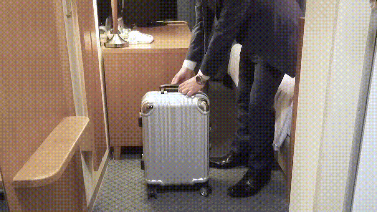 スーツケースクローゼット　ホテルに到着1