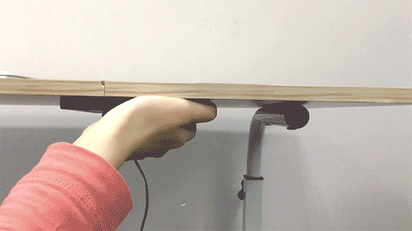 あなたのデスクが充電器に！ ワンタッチ取り付けできる超近未来