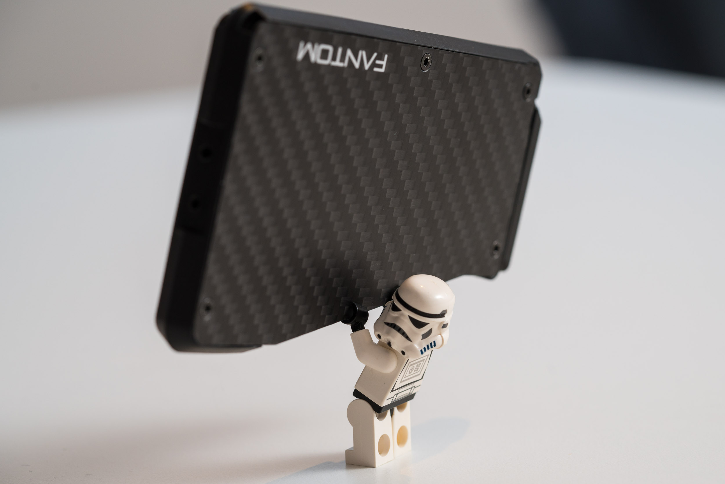 カードに親指ひとつでクイックアクセス スタイリッシュに持ち歩ける超薄型軽量財布 「Fantom Wallet」 | GREENFUNDING