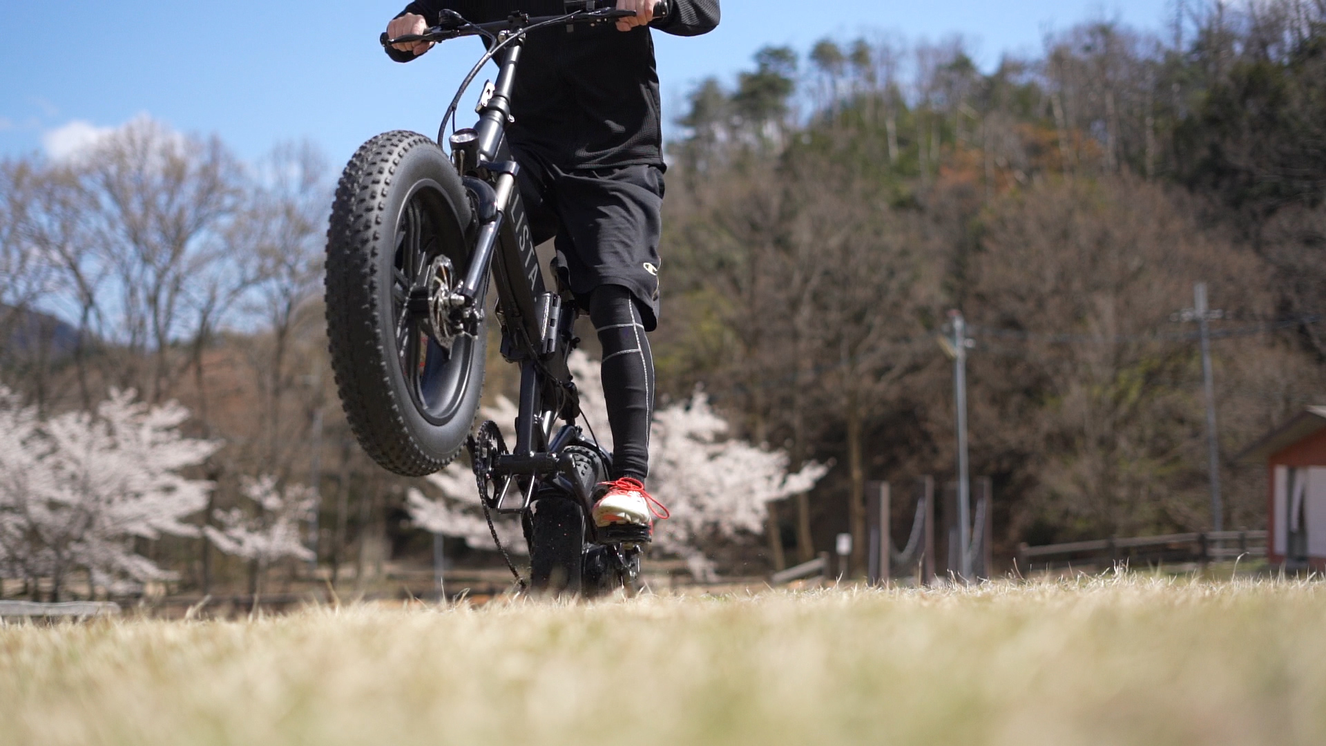 街乗りも山遊びも!ファットバイク型・電動自転車&原付ハイブリットE